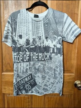 Gildan Gray & White 'Top of the Rock' Graphic Short Sleeve Tee
